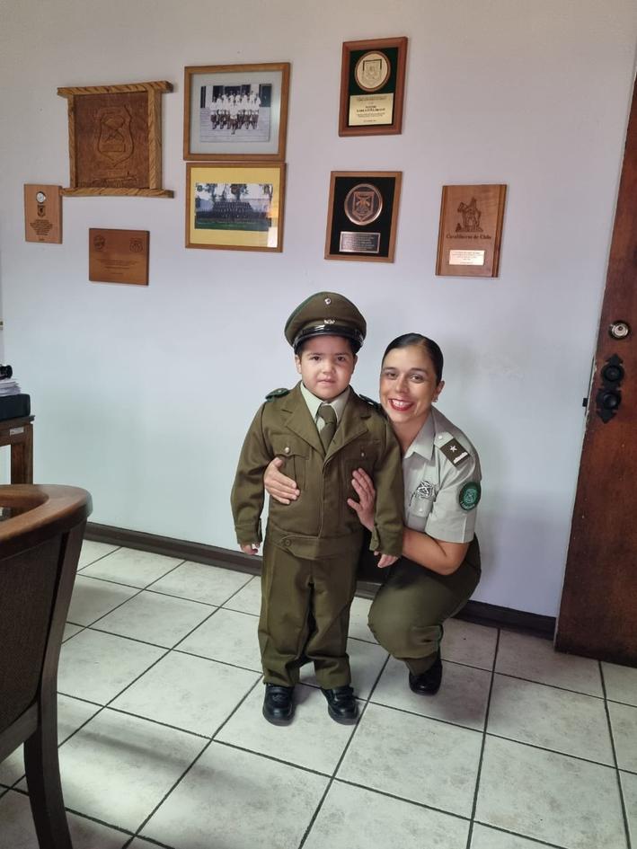 La felicidad de un niño de 4 años disfrutando ser carabinero por un día