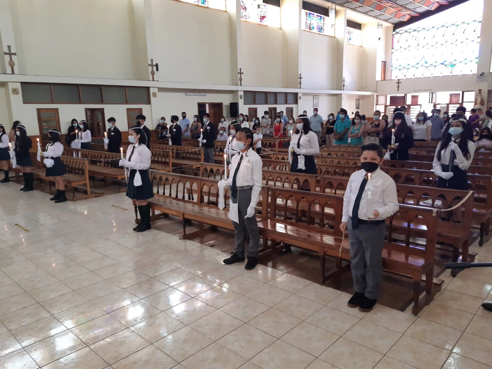 Alumnos del Colegio Olegario Lazo Baeza recibieron su primera comunión