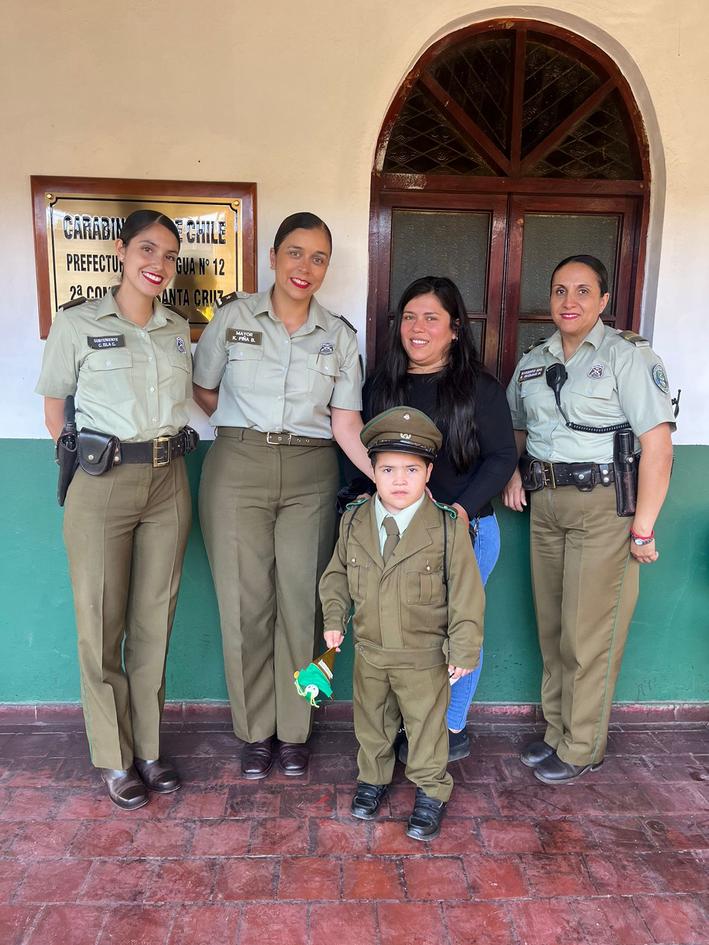 La felicidad de un niño de 4 años disfrutando ser carabinero por un día